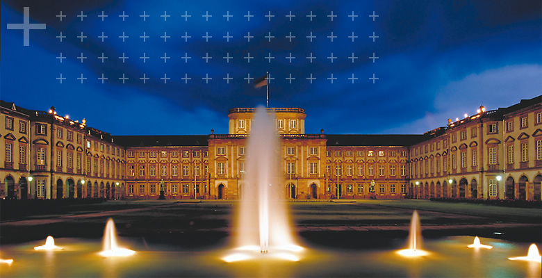 Umbau Schloss Mannheim Mittelbau, Wiederaufbau der historischen Mansarddächer